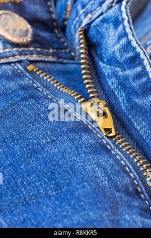 Halb geöffnete Reißverschluss in Blue Jeans closeup Stockfoto