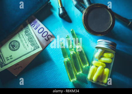 Medizin Pillen oder Kapseln mit Geld, Dollar. Medizinische oder Apotheke Rezept für die Gesundheit. Unternehmen, Finanzen Konzept. Kosten des gesunden Lebens. Bottl Stockfoto