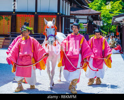 Teilnehmer in AOI Matsuri in Kyoto, Japan Stockfoto