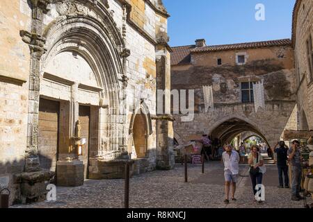 Frankreich, Dordogne, Perigord Pourpre, Dordogne, beschriftet Les Plus beaux villages de France (Schönste Dörfer Frankreichs), Gasse vor saint-dominique Kirche Stockfoto