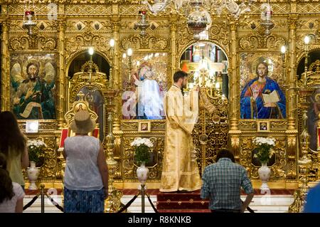 Rumänien, Muntenia, Bukarest, der Rumänischen Orthodoxen Patriarchale Kathedrale auch als Metropolitan Kirche aus dem 17. Jahrhundert, orthodoxen Priester bekannt Stockfoto