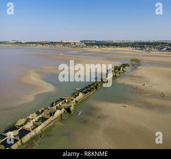 Frankreich, Calvados, Arromanches-les-Bains, Mulberry B bleibt, Port Winston, Phoenix Wellenbrecher, Gold Beach, Alliierte Invasion von Deutschen besetzten Frankreich in die Landung in der Normandie am 6. Juni 1944 (Luftbild) Stockfoto