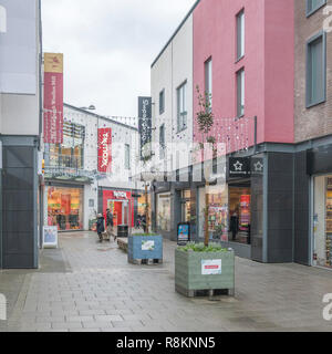 Fast menschenleer Fore Street in St. Austell, Cornwall - eine Shopping Zone an Weihnachten 2018. Metapher Tod von der High Street, schlechte Einzelhandel. Stockfoto