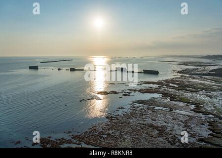 Frankreich, Calvados, Arromanches-les-Bains, Mulberry B bleibt, Port Winston, Phoenix Wellenbrecher, Gold Beach, Alliierte Invasion von Deutschen besetzten Frankreich in die Landung in der Normandie am 6. Juni 1944 (Luftbild) Stockfoto