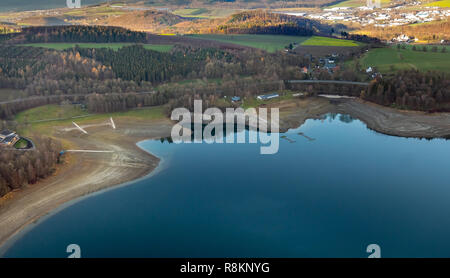 Luftaufnahme, Luftbild, wenig Wasser, Hennesee, Hennetalsperre, Behälter, Berghausen, Meschede, Sauerland, Nordrhein-Westfalen, Deutschland, DEU, Arnsb Stockfoto