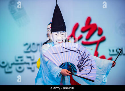 ANDONG, SÜDKOREA - Okt 01: Schauspieler, die die koreanischen traditinal Maskdance in Andong Südkorea am 01. Oktober 2018, die Maskdance festival Hel Stockfoto