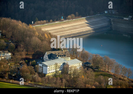 Luftaufnahme, Luftbild, wenig Wasser, Dam, Welcome Hotel Meschede/Hennesee, Restaurant Windrose, Hennesee, Hennetalsperre, Behälter, Berghausen, Mes Stockfoto