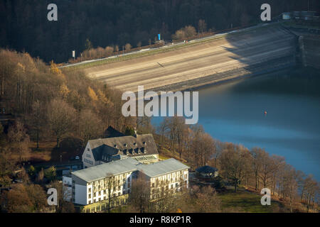 Luftaufnahme, Luftbild, wenig Wasser, Dam, Welcome Hotel Meschede/Hennesee, Restaurant Windrose, Hennesee, Hennetalsperre, Behälter, Berghausen, Mes Stockfoto