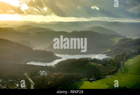 Luftaufnahme, Luftbild, wenig Wasser, Hennesee, Hennetalsperre, Behälter, Berghausen, Meschede, Sauerland, Nordrhein-Westfalen, Deutschland, DEU, Arnsb Stockfoto