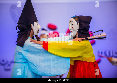 ANDONG, SÜDKOREA - Okt 01: Akteure, die die koreanischen traditinal Maskdance in Andong Südkorea am 01. Oktober 2018, die Maskdance festival Er Stockfoto
