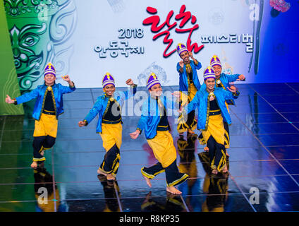 Tänzerinnen aus Anak Seni asia Dance Groupe aus Malaysia treten auf dem Maskdance Festival in Andong Südkorea auf Stockfoto