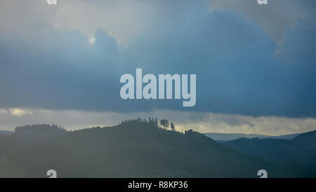 Luftaufnahme, Luftbild, Eslohe, Oesterberge, Fernblick, Wolken, herbstliche Stimmung, Meschede, Sauerland, Nordrhein-Westfalen, Deutschland, DEU, Herbst li Stockfoto