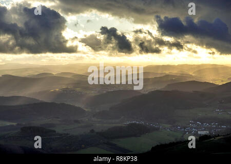 Luftaufnahme, Luftbild, Eslohe, Oesterberge, Fernblick, Wolken, herbstliche Stimmung, Meschede, Sauerland, Nordrhein-Westfalen, Deutschland, DEU, Herbst li Stockfoto