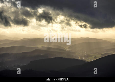 Luftaufnahme, Luftbild, Eslohe, Oesterberge, Fernblick, Wolken, herbstliche Stimmung, Meschede, Sauerland, Nordrhein-Westfalen, Deutschland, DEU, Herbst li Stockfoto