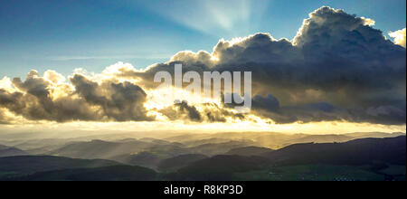 Luftaufnahme, Luftbild, Eslohe, Oesterberge, Fernblick, Wolken, herbstliche Stimmung, Meschede, Sauerland, Nordrhein-Westfalen, Deutschland, DEU, Herbst li Stockfoto