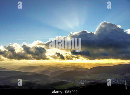 Luftaufnahme, Luftbild, Eslohe, Oesterberge, Fernblick, Wolken, herbstliche Stimmung, Meschede, Sauerland, Nordrhein-Westfalen, Deutschland, DEU, Herbst li Stockfoto