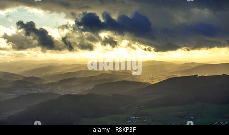 Luftaufnahme, Luftbild, Eslohe, Oesterberge, Fernblick, Wolken, herbstliche Stimmung, Meschede, Sauerland, Nordrhein-Westfalen, Deutschland, DEU, Herbst li Stockfoto