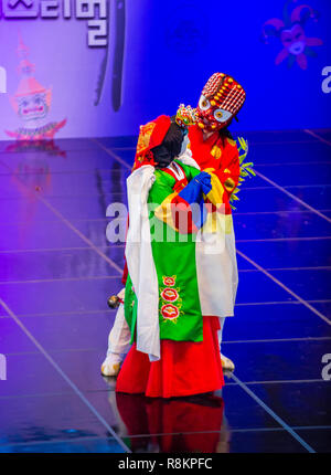 ANDONG, SÜDKOREA - Okt 01: Akteure, die die koreanischen traditinal Maskdance in Andong Südkorea am 01. Oktober 2018, die Maskdance festival Er Stockfoto