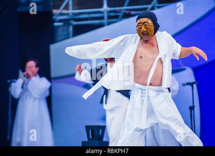ANDONG, SÜDKOREA - Okt 01: Schauspieler, die die koreanischen traditinal Maskdance in Andong Südkorea am 01. Oktober 2018, die Maskdance festival Hel Stockfoto