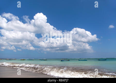 Indonesien ist auch einen Blick auf den berühmten Strand von Kuta Beach auf Bali. Stockfoto