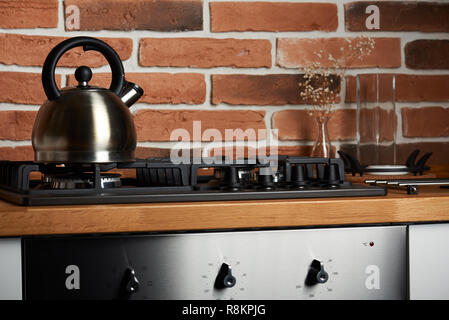 Heiße Kaffee Thema. Metall clean Wasserkocher Herd Stockfoto