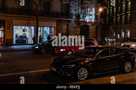 Madrid, Spanien. Dezember 2018: Tesla store in der Straße Serrano mit Modell S draußen geparkt. Stockfoto