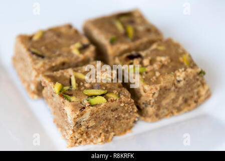 Adadiya (gesüßt Schwarzes Gramm Mehl Karamellen mit Kardamom, Ingwer, Muskat, Mandeln und Safran) - Indische Süß im Winter gemacht Stockfoto