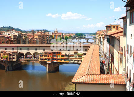 Ponte Vecchio und Corridoio Vasariano. Blick aus dem Fenster der Galleria degli Uffizi Stockfoto