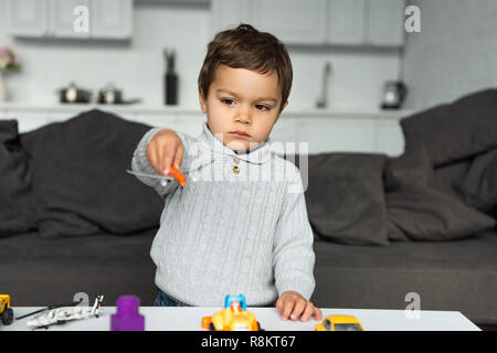 Kinder spielen mit Spielzeug Flugzeug im Wohnzimmer zu Hause Stockfoto