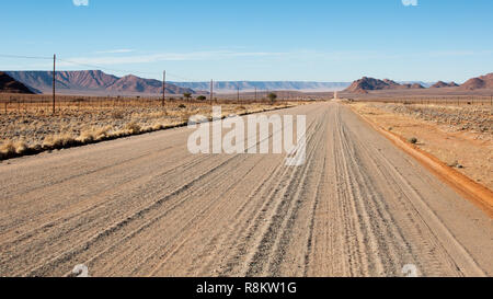 Endlose sand Straße in Namibia Stockfoto