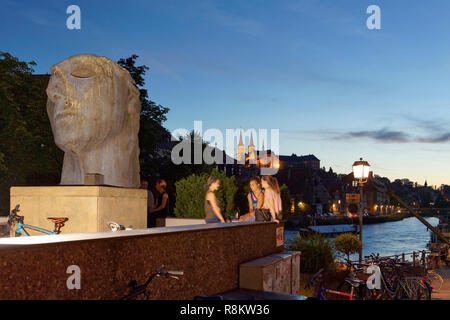 Deutschland, Bayern, Oberfranken, Bamberg, als Weltkulturerbe durch die UNESCO, die Altstadt, die CENTURIONE I, Skulptur von Igor Mitoraj, 1987, Regnitz Banken mit Michelsberg und Michelsberg Abtei in der Rückseite Stockfoto