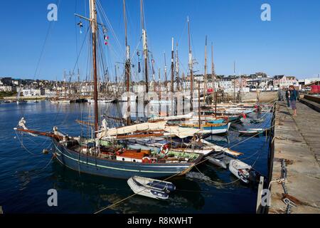 Frankreich, Finistere, Douarnenez, traditionelle Boote im Hafen von Rosmeur während einer maritimen Festival Stockfoto