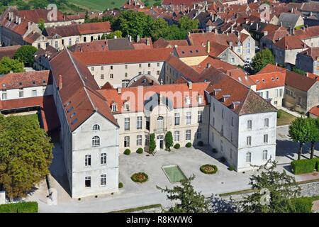 Frankreich, Côte d'Or, Flavigny sur Ozerain, bezeichnete die Schönsten Dörfer Frankreichs (Die Schönsten Dörfer Frankreichs), Saint Pierre Abbaye, wo die Anis aromatisiert candy Anis de Flavigny produziert wird (Luftbild) Stockfoto