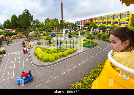 Dänemark, jütland, Billund, Legoland® Billund ist der erste Legoland Park gegründet im Jahr 1968, in der Nähe der Hauptsitze der Lego® (der Begriff Lego aus der dänischen Leg godt Sinne gut spielt) abgeleitet wird, ist es, bestehend aus den folgenden Bereichen: Hier die Fahrschule für Kinder von der Monorail im Miniland gesehen - real animierte Miniaturwelt, Legoredo Town, Imagination Zone, Knights Kingdom, DUPLO Land, Pirate Land, LEGO City, Insel Dino, Fun Town, Adventure Land, LEGO X-Treme, Verkehr, Reich der Pharaonen, Land der Wikinger, Stockfoto