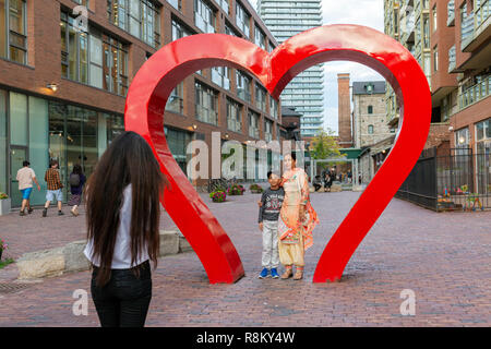 Kanada, Provinz Ontario, Toronto, Distillery Historic District, der ehemaligen Heimat der Gooderham und Würzen Brennerei, eine Fußgängerzone zu Kunst, Kultur, Handel und Unterhaltung gewidmet, riesige Herzen, Installation unter dem Mistelzweig genannt Stockfoto