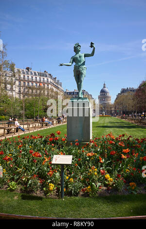 Frankreich, Paris, Luxemburg Garten, die griechischen Schauspieler, Statue von Charles Arthur Bürgerlichen im Jahre 1868 gemacht, und Pantheon Kuppel im Hintergrund Stockfoto