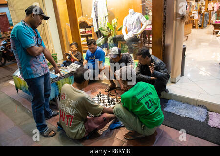 Indonesien, Java, Jakarta, Yogyakarta Malioboro Straße, Schachspieler auf der Straße Stockfoto