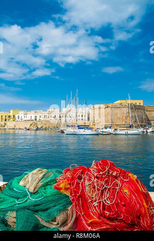 Italien, Apulien, Salento, Gallipoli, den Fischerhafen und das 15. Jahrhundert Angevine-Aragonese Schloss bewachen den Eingang in die Altstadt Stockfoto