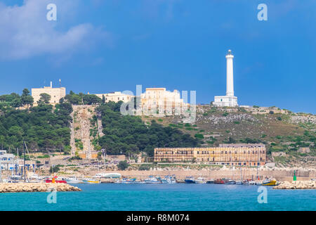 Italien, Apulien, Salento, Santa Maria di Leuca, der Hafen am Fuß der Basilika Santa Maria de finibus terrae und den Leuchtturm Stockfoto