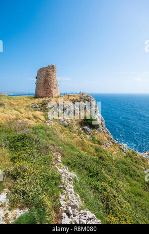 Italien, Apulien, Salento, die Umgebung von Santa Cesarea Terme, Minervino Turm gebaut im 16. Jahrhundert von Karl V. der Küste von sarazenischen Angriffe zu verteidigen. Stockfoto