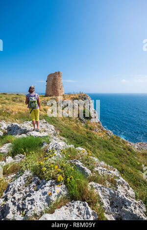 Italien, Apulien, Salento, die Umgebung von Santa Cesarea Terme, Minervino Turm gebaut im 16. Jahrhundert von Karl V. der Küste von sarazenischen Angriffe zu verteidigen. Stockfoto