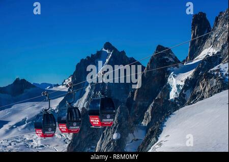 Frankreich, Haute-Savoie, Chamonix-Mont-Blanc und Courmayeur, Italien, Kabel-Auto von Panoramic-Mont-Blanc, die Verknüpfung der Aiguille du Midi auf die Pointe Helbronner auf der italienischen Seite des Mont Blanc, mit Blick auf den Piémont und das Val d'Aoste Stockfoto