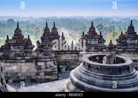 Indonesien, Java, Tempel Borobudur. Buddhistische Tempel von der UNESCO zum Weltkulturerbe eingestuft Stockfoto