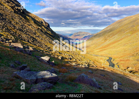 Eine erhöhte Ansicht der Kirkstone Pass im englischen Lake District mit Brüdern Wasser in der Ferne. Stockfoto