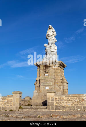 Notre Dame Naufrages Statue auf der Raz Punkt in Cléden-Cap-Sizun (Finistère, Frankreich) Stockfoto