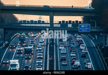 Autobahn, Autobahn A3 zwischen DŸsseldorf und Leverkusen, in der Nähe von Erkrath, Deutschland, Eisenbahnbrücke, Stockfoto