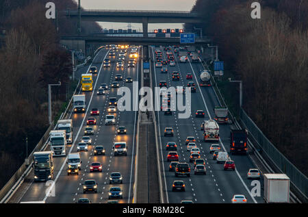 Autobahn, Autobahn A3 zwischen DŸsseldorf und Leverkusen, in der Nähe von Erkrath, Deutschland, Eisenbahnbrücke, Stockfoto