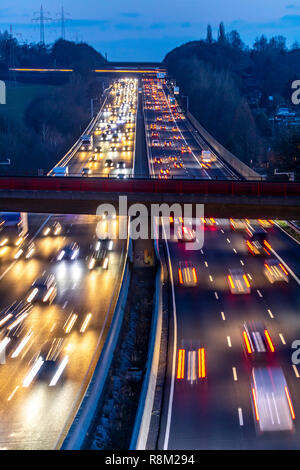 Autobahn, Autobahn A3 zwischen DŸsseldorf und Leverkusen, in der Nähe von Erkrath, Deutschland, Eisenbahnbrücke, Stockfoto