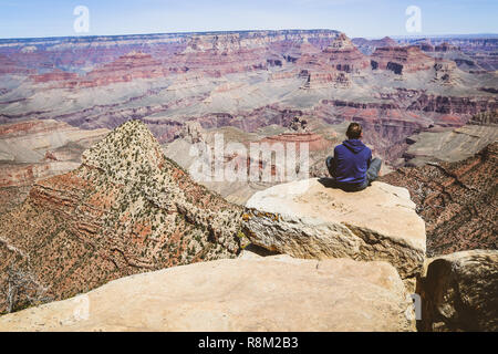 Man erwägen, Grand Canyon National Park sitzt auf der Kante einer Klippe. Stockfoto