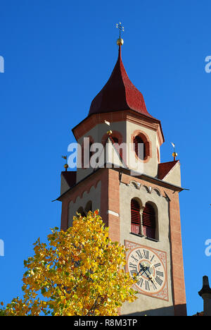 St. Johannes der Täufer Kirche in Tirol, Italien. Tirol ist eine Gemeinde (Gemeinde) in der Provinz Südtirol in Norditalien Stockfoto